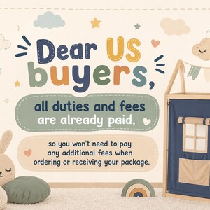 Op de afbeelding: Een grafische aankondiging met de tekst Dear US buyers, all duties and fees are already paid, so you won't need to pay any additional fees when ordering or receiving your package. Bevat een pluche konijn, kussens en een houten speelhuisje.