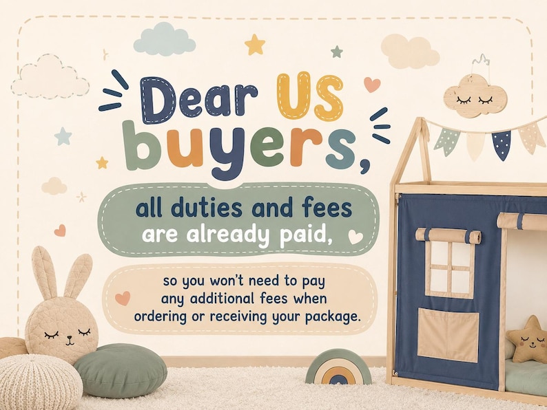 Op de afbeelding: Een grafische aankondiging met de tekst Dear US buyers, all duties and fees are already paid, so you won't need to pay any additional fees when ordering or receiving your package. Bevat een pluche konijn, kussens en een houten speelhuisje.