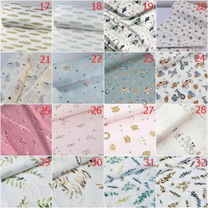 Op de afbeelding: Een collectie van zestien stofstalen met diverse patronen, waaronder gouden veren, grijze veren, blauwe cactussen, bruine hartjes, manen, sterren, auto's, sportballen, roze bloemen, tijgers, dinosaurussen en groene of bruine botanische bladprints.