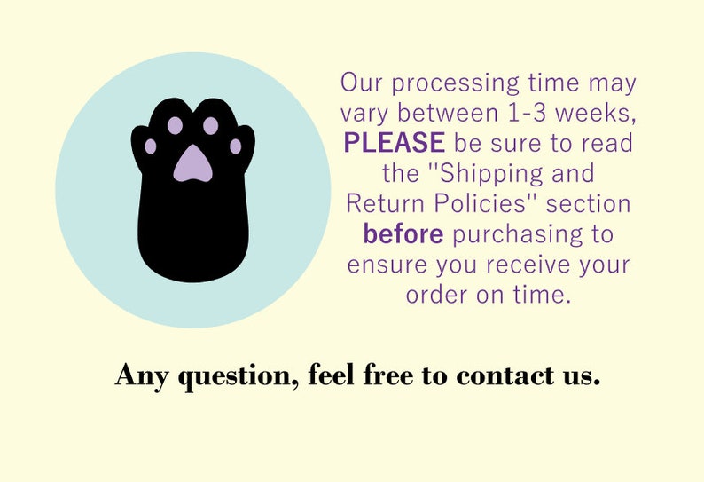 Pu&ograve; includere: Un'impronta di zampa nera con un cuscinetto viola al centro, su uno sfondo blu chiaro. Il testo recita: "Il nostro tempo di elaborazione pu&ograve; variare tra 1 e 3 settimane, SI PREGA di assicurarsi di leggere la sezione "Spedizione e politiche di restituzione" prima di acquistare per assicurarsi di ricevere il proprio ordine in tempo. Per qualsiasi domanda, non esitare a contattarci."