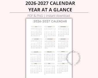 Puede incluir: Un calendario imprimible 2026-2027 con vista general del año. La página blanca presenta texto negro y cuadrículas para cada mes desde julio de 2026 hasta junio de 2027. El encabezado dice 2026-2027 CALENDAR y hay un logo circular abajo a la derecha.