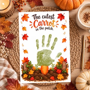 Op de afbeelding: Een rechthoekige print met de tekst The cutest Carrot in the patch. Het ontwerp bevat een groene handafdruk boven een oranje wortelillustratie, omringd door bruine aarde, houten hekpalen en kleurrijke herfstbladeren.