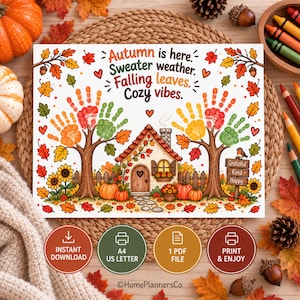 Op de afbeelding: Een printbaar kunstblad met de tekst Autumn is here. Sweater weather. Falling leaves. Cozy vibes. Het ontwerp bevat twee bomen met bladeren in de vorm van handafdrukken, een klein huisje, pompoenen, zonnebloemen en een bordje met Grateful Kind Happy.