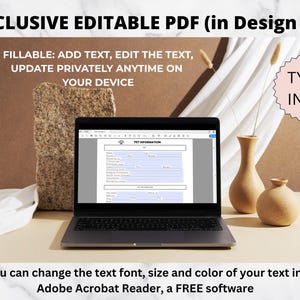 Op de afbeelding: Een laptop toont een huisdierinformatieformulier, met de tekst "INCLUSIVE EDITABLE PDF". De afbeelding bevat tekst met de tekst "FILLABLE: ADD TEXT, EDIT THE TEXT, UPDATE PRIVATELY ANYTIME ON YOUR DEVICE". Twee kleine vazen en een stenen blok staan op de achtergrond.