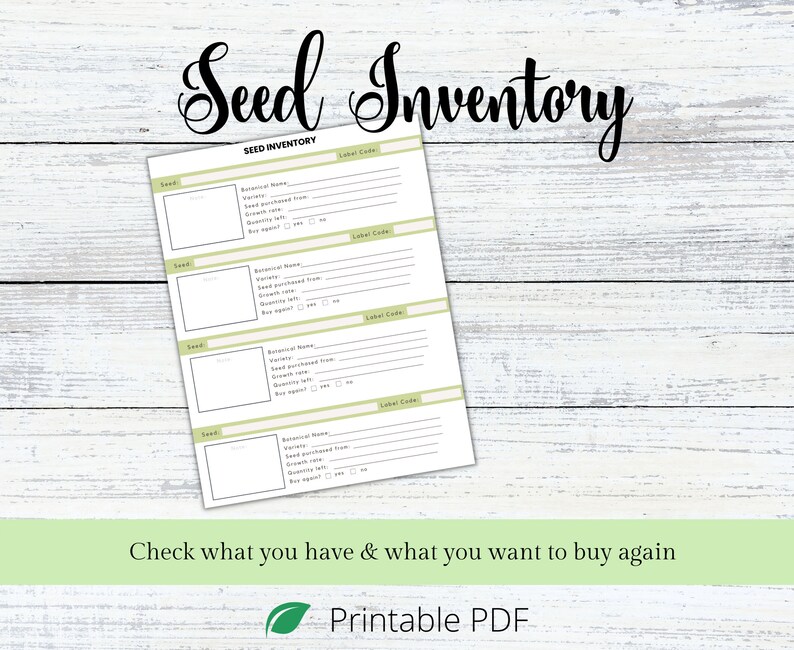 Puede incluir: Lista de inventario de semillas imprimible con un logotipo de hoja verde y el texto "Comprueba lo que tienes y lo que quieres volver a comprar". La lista tiene cuatro secciones para registrar informaci&oacute;n sobre las semillas, incluyendo el nombre bot&aacute;nico, la variedad, la fuente de compra de las semillas, la tasa de crecimiento, la cantidad restante y volver a comprar.