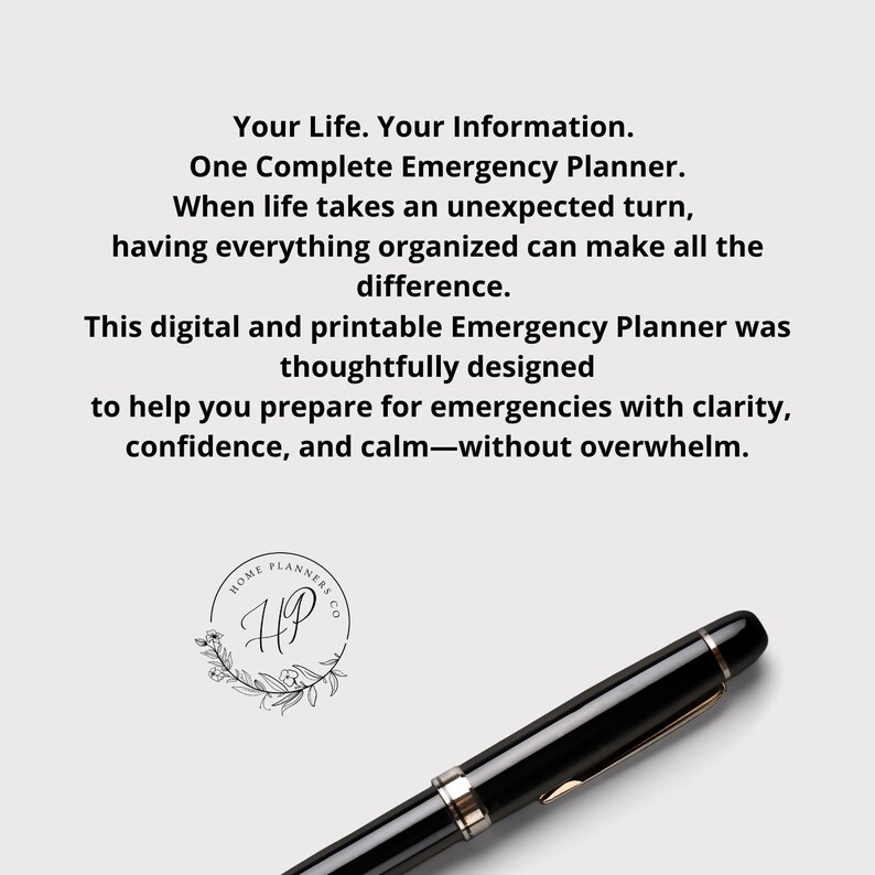 Op de afbeelding: Een zwarte pen met zilveren accenten ligt op een witte achtergrond. De afbeelding bevat tekst die een digitale en printbare noodplanner promoot. De planner is ontworpen om informatie te organiseren en voor te bereiden op noodsituaties.