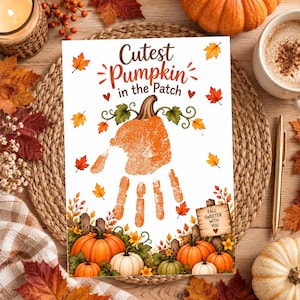 Może przedstawiać: Biały prostokątny wydruk z napisem Cutest Pumpkin in the Patch brązową i pomarańczową czcionką. W centrum znajduje się pomarańczowy odcisk dłoni w kształcie dyni z zielonymi liśćmi. Mała tabliczka zawiera napis Fall Sweeter With You.