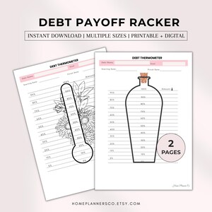 Puede incluir: Dos hojas de seguimiento de deudas imprimibles con el texto DEBT PAYOFF RACKER y DEBT THERMOMETER. Una hoja presenta un gr&aacute;fico de term&oacute;metro con flores, la otra muestra un gr&aacute;fico de botella con corcho y un c&iacute;rculo de 2 PAGES.