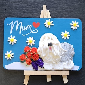 Vieux chien de berger anglais « Maman » fabriqué à la main en bois et en argile avec des embellissements de fleurs, carte avec chevalet de présentation en bois, maman, maman, fête des mères