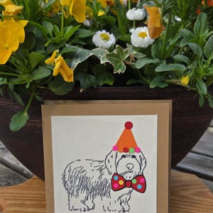 Carte de voeux faite main de chien de berger anglais | Imprimé sur du papier d'artiste recouvert de coton | Blanc à l'intérieur | Noeud papillon et chapeau de fête amusants