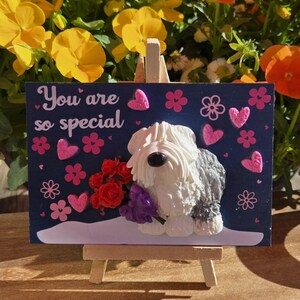 Envoyez de l'amour pour la fête des mères ou un anniversaire à votre maman, avec une carte unique en bois et en argile polymère fabriquée à la main avec un vieux chien de berger anglais anglais, amoureux des chiens