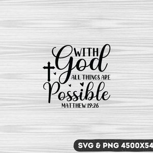 以下が含まれることがあります： 白い背景に黒いテキストで「With God All Things Are Possible」と書かれ、十字架とハートが描かれています。「Matthew 19:26」のテキストが下にあります。画像の下部には「SVG & PNG 4500X5400 PX」と書かれています。