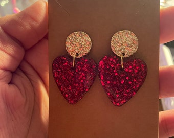 Boucles d'oreilles en résine et en paillettes sous forme de coeur