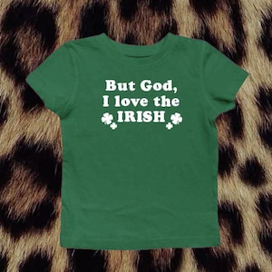 Pero Dios, me encanta la camiseta irlandesa para bebé, el regalo del día de San Patricio para ella, la camiseta del día de San Patricio, la camiseta irlandesa verde, la camiseta irlandesa con gráficos Y2k para bebé