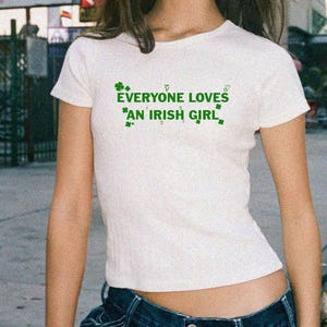 Jeder liebt ein irisches Mädchen-T-Shirt, personalisiertes St. Patrick&#39;s Day Geschenk, Y2k Shirt, Irish Loves Me Shirt, grünes Shirt, Geschenk für Sie