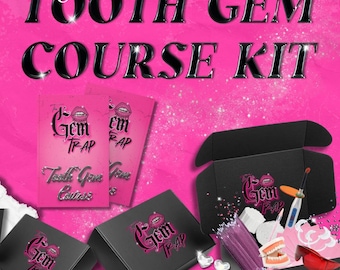 Puede incluir: Un fondo rosa con el texto "Mini Tooth Gem Course Kit" en negro. Hay tres cajas negras con el logotipo "The Gem Trap" en ellas. La caja más grande está abierta y contiene varias herramientas y suministros para aplicar gemas dentales, incluyendo un pequeño modelo de dientes, una herramienta para aplicar las gemas y una pequeña botella de pegamento.