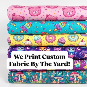 Può includere: Una pila di rotoli di tessuto colorati con vari motivi. I disegni includono orsi rosa, razzi, dessert, gufi, volpi e funghi. Il testo "We Print Custom Fabric By The Yard!" è visualizzato su uno striscione bianco.