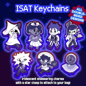 Może przedstawiać: Kolekcja iryzujących breloków z różnymi postaciami z kreskówek z dwustronnymi wzorami. Breloki mają zapięcie w kształcie gwiazdy do mocowania. Tekst "ISAT Keychains" jest wyświetlany u góry.
