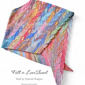 Può includere: Uno scialle colorato, lavorato a mano, con un motivo a forma di foglia. Lo scialle presenta una varietà di colori, tra cui rosa, blu, arancione e verde. Il testo "Fall in Love Shawl" è visibile sullo scialle. Fatto da Nadezda Shulgina.