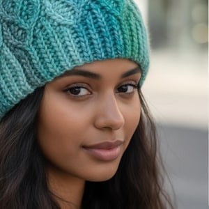 Modello per cappello all'uncinetto con motivo a foglie, tecnica a punto basso e brioche con riga accorciata, download digitale in PDF