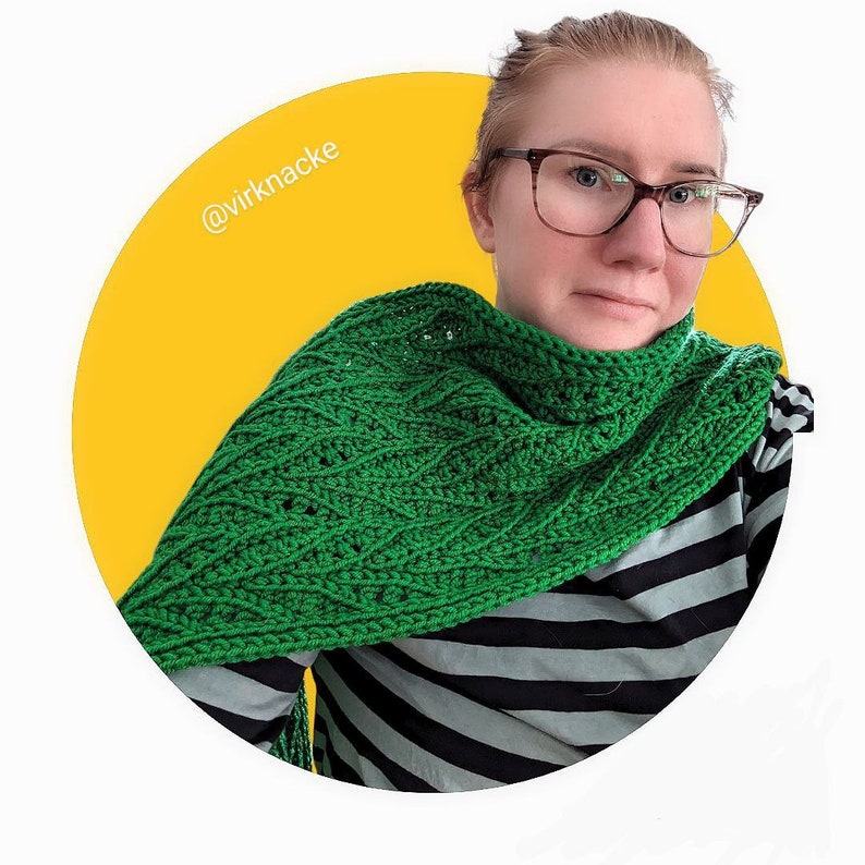 May include: A person wearing a green crocheted shawl with a striped shirt and glasses. The background is a yellow circle with the text "@virknappe".