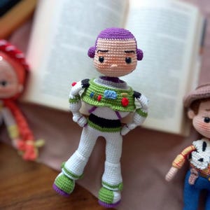 Puede incluir: Una bandeja de servir de madera hecha a mano con acabado natural. De forma rectangular con esquinas redondeadas y bordes elevados, tiene dos asas. La veta de la madera es visible. Medidas: 30 cm x 20 cm aproximadamente.