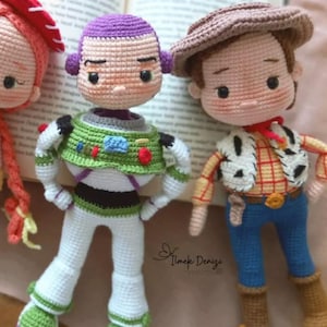 Patroon gehaakt buitenaardse astronaut en sheriff: amigurumi-speelgoedpoppen (pdf)