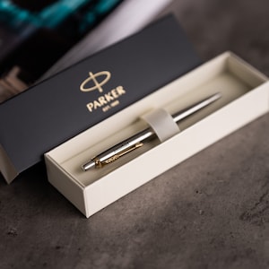 Aanpasbare gegraveerde parkerpen – blauwschrijvende balpen – gepersonaliseerd cadeau met gratis berichtkaartje – perfect voor elke gelegenheid