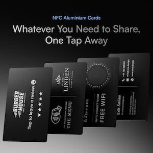 Pode incluir: Uma coleção de cartões NFC de alumínio preto com texto branco. Os cartões apresentam vários designs, incluindo logotipos de restaurantes, um símbolo Wi-Fi e informações de contato. O texto nos cartões inclui "Tap to leave a review" e "Tap to connect to our FREE WIFI."