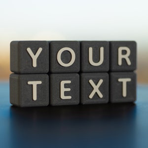 Cubos de letras personalizables con patrones oscuros