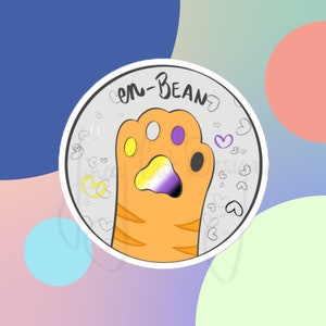 En-Bᴇᴀɴ | Niet-binaire Enby Cat Toe Bean-vinylsticker | Oranje gestreepte kat | Bumperstickers