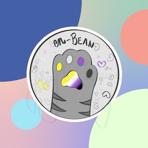 En-Bᴇᴀɴ | Niet-binaire Enby Cat Toe Bean-vinylsticker | Grijs gestreepte kat | Bumperstickers