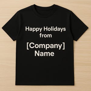 以下が含まれることがあります： 前面に白い文字がプリントされた黒の半袖Tシャツ。文字は「Happy Holidays from [Company] Name」と書かれています。Tシャツはクルーネックで標準的なフィット感があり、シンプルで清潔感のあるデザインです。