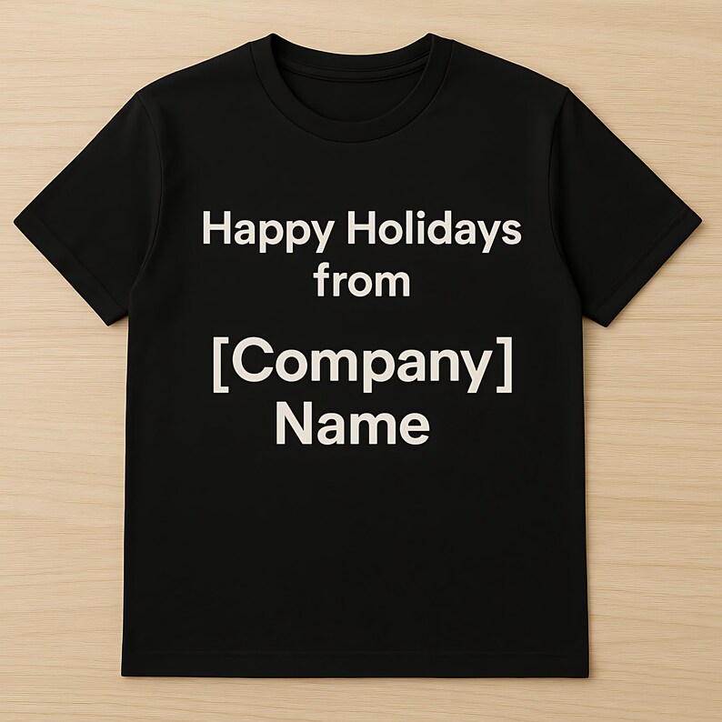以下が含まれることがあります： 前面に白い文字がプリントされた黒の半袖Tシャツ。文字は「Happy Holidays from [Company] Name」と書かれています。Tシャツはクルーネックで標準的なフィット感があり、シンプルで清潔感のあるデザインです。