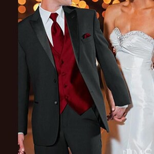 Traje de novio negro con rojo sales