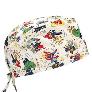 Puede incluir: Un gorro de quirófano blanco con un patrón colorido de varios superhéroes de Marvel, incluyendo Capitán América, Thor, Iron Man y Hulk.