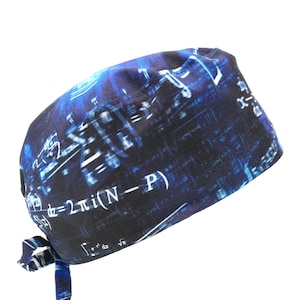 Puede incluir: Un gorro de quirófano azul y negro con un patrón de ecuaciones matemáticas. El gorro tiene un lazo en la parte posterior.