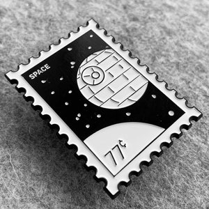 Raumstation Emaille Pin – Sci-Fi Galaktische Schlachten Sammlerkunst