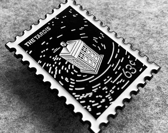 Emaille pin doktersdoos – Kosmische reis-stempelontwerp