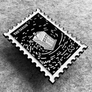 Time Traveler's Box Emaille Pin - Cosmic Reise Stempel