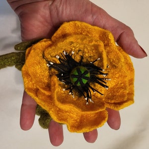 Broche de amapola amarilla de fieltro: ramillete de flores de lana