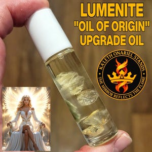 Puede incluir: Un frasco roll-on de vidrio transparente con tapa blanca, lleno de un líquido amarillo claro y pequeños cristales dorados. El frasco está etiquetado como "LUMENITE" y "OIL OF ORIGIN" con texto adicional y un logotipo.