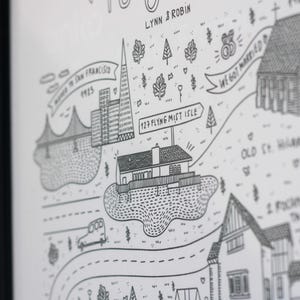 K&ouml;nnte beinhalten: Ein schwarz-wei&szlig;er Kunstdruck in einem schwarzen Rahmen mit einer illustrierten Landkarte und Texten wie Lynn & Robin, Moved to San Francisco 1985, 127 Flying Mist Isle, We Got Married, Old St. Hilary's Chapel und 2 Pickled Way Taylor 1985.