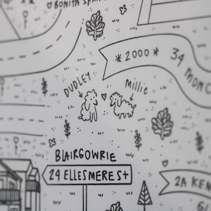 K&ouml;nnte beinhalten: Eine schwarz-wei&szlig;e Strichzeichnung auf Papier, die eine Landkarte mit Illustrationen von zwei Schafen namens Dudley und Millie, einem Haus, B&auml;umen und Text zeigt, darunter 2000, 34 Thomckton Rd, Blairgowrie, 24 Ellesmere St und 2A Kenilworth.