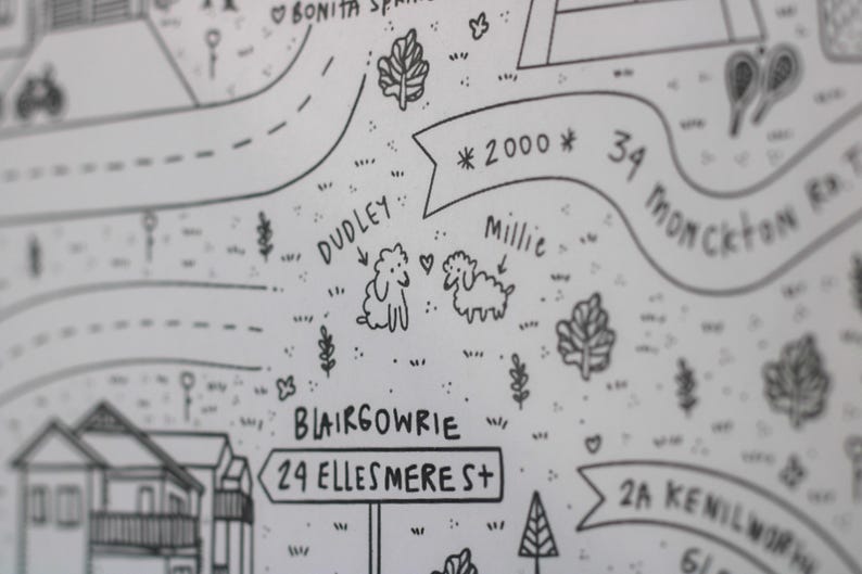 K&ouml;nnte beinhalten: Eine schwarz-wei&szlig;e Strichzeichnung auf Papier, die eine Landkarte mit Illustrationen von zwei Schafen namens Dudley und Millie, einem Haus, B&auml;umen und Text zeigt, darunter 2000, 34 Thomckton Rd, Blairgowrie, 24 Ellesmere St und 2A Kenilworth.