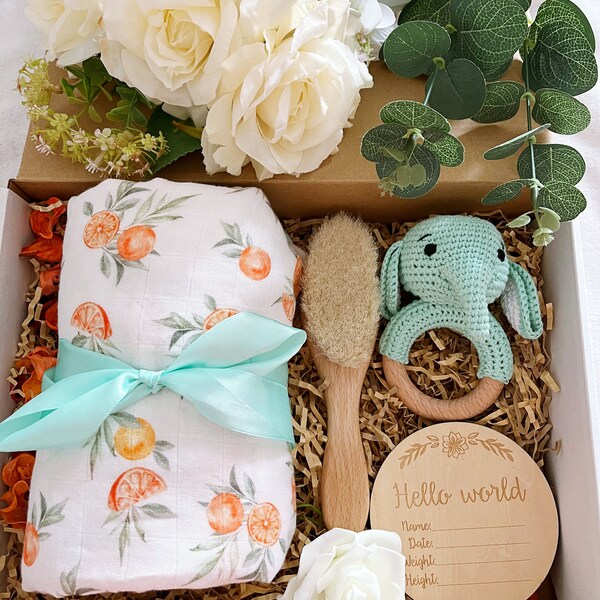 Coffret de naissance cadeau bebe made in France cadeau pas cher linge maternite bavoir bebe jouet bois enfant crochet baby shower gift