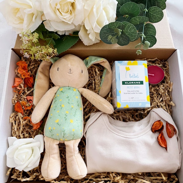 Coffret de naissance cadeau bebe made in France cadeau pas cher cadeau fille bavoir bebe garcon jouet bois enfant crochet baby shower gift