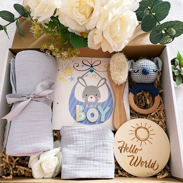 Coffret de naissance cadeau bebe made in France cadeau pas cher linge maternite bavoir bebe jouet bois enfant crochet baby shower gift