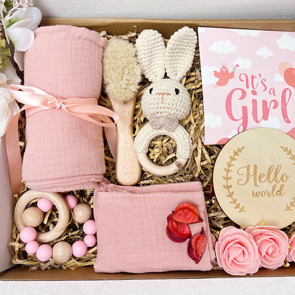 Coffret de naissance cadeau bebe made in France cadeau pas cher linge maternite bavoir bebe jouet bois enfant crochet baby shower gift