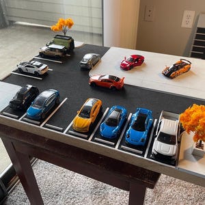 1:64 Parking Lot Diorama Display